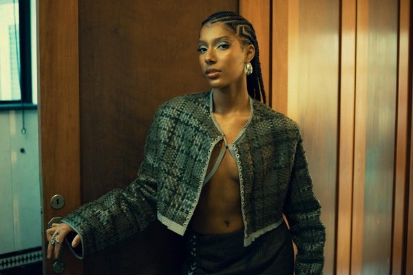 Quelle est la méthode idéale pour porter des foulards en soie avec des tenues professionnelles?