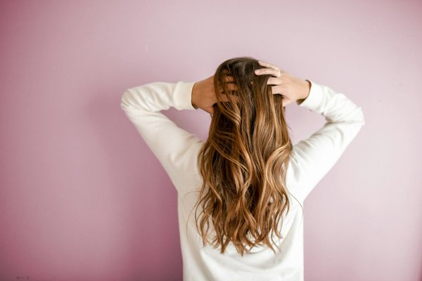Quels sont les avantages des masques capillaires à la banane pour nourrir les cheveux secs?