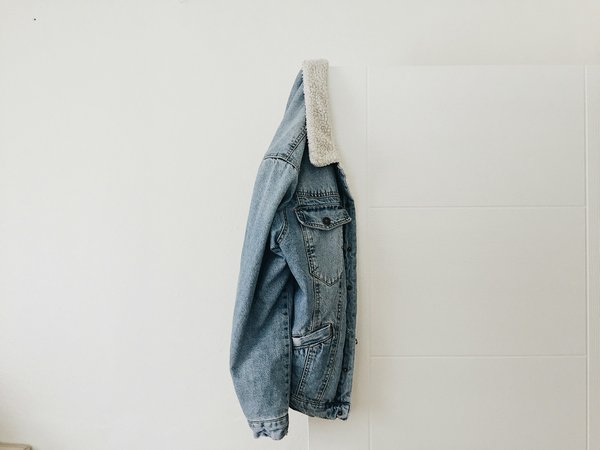 Quelles sont les techniques pour intégrer des vestes en denim dans une tenue d'hiver élégante?