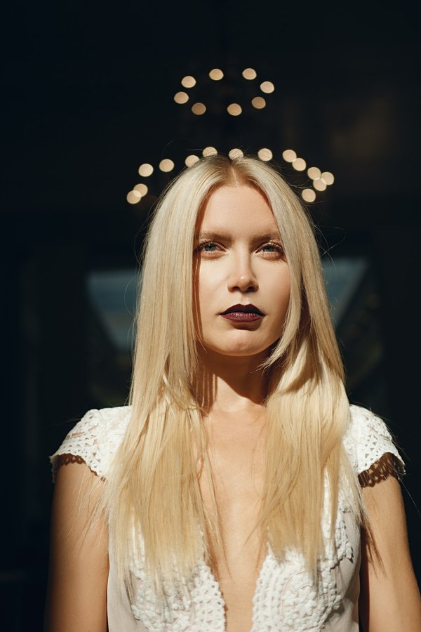 Comment associer des foulards imprimés avec des tenues unies pour un look chic?